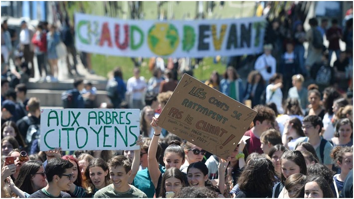 La jeunesse dans la rue pour le climat